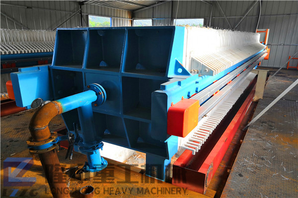 隆中知道：污泥框壓濾機濾板材質(zhì)大都選擇PP聚丙烯塑料濾板嗎