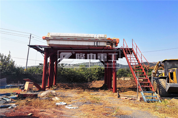 隆中知道：廂式壓濾機(jī)在整個(gè)過(guò)濾過(guò)程中的結(jié)構(gòu)特征