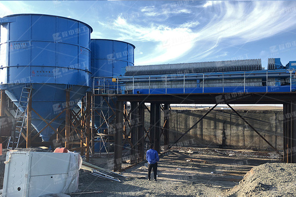 工業上的污泥應該怎么處理，污泥壓濾機怎么樣？